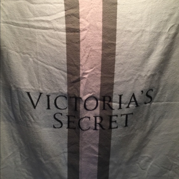 Victoria Secret throw - Picture 2 of 4